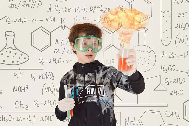 Bo w domu nie musi być nudno - 5 prostych eksperymentów chemicznych dla dzieci