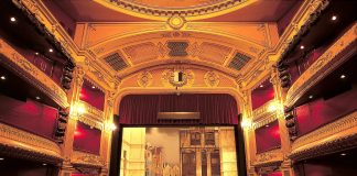 Jak się ubrać do teatru