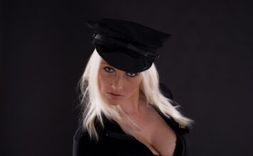 Jak nosić czapkę na krótkie włosy?