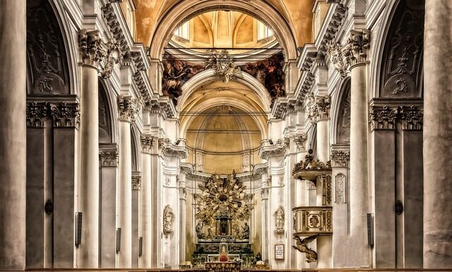 Czy trzeba stroić kościół na ślub? Czy trzeba stroić kościół na ślub?