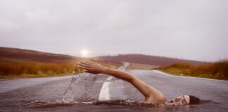 Czy w staniku sportowym można pływać?