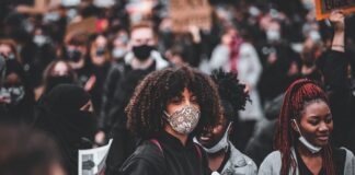 Czy szerokie spodnie poszerzają?