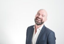 Jak nosić chustę do sukienki? Jak nosić chustę do sukienki?