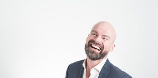 Jak nosić chustę do sukienki?