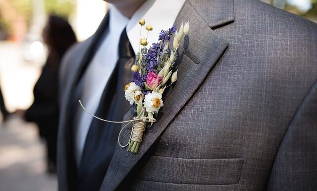 Kto przypina butonierkę świadkowi? Kto przypina butonierkę świadkowi?