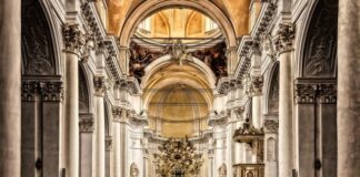 Czym się sypie po wyjściu z kościoła?