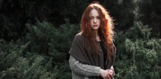 Jaki kolor szalika pasuje do brązowego płaszcza?