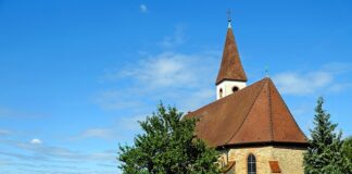 Po której stronie stoi pan młody w kościele?