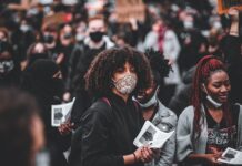 Jak nosić szerokie spodnie męskie? Jak nosić szerokie spodnie męskie?