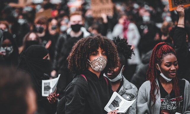 Jak nosić szerokie spodnie męskie? Jak nosić szerokie spodnie męskie?