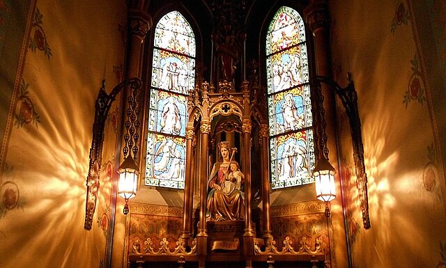 Kiedy świeci się dewocjonalia? Kiedy świeci się dewocjonalia?