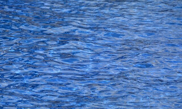 Czy na basen można iść w koszulce?