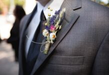 Jak się przypina Butonierkę? Jak się przypina Butonierkę?