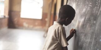 Jak się pisze słowo broszka?