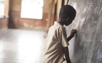 Jak się pisze słowo broszka? Jak się pisze słowo broszka?