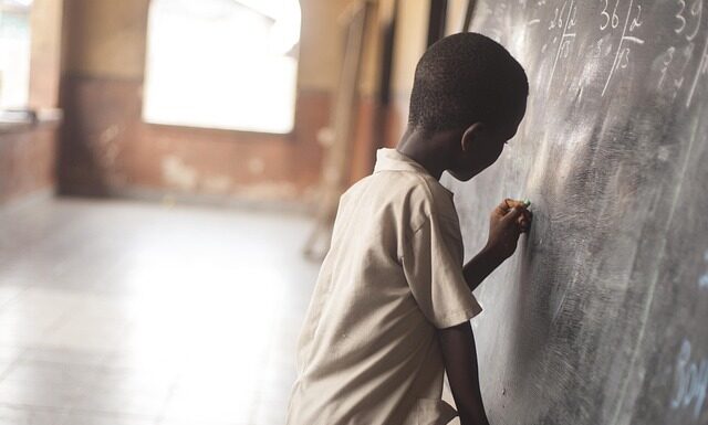 Jak się pisze słowo broszka?