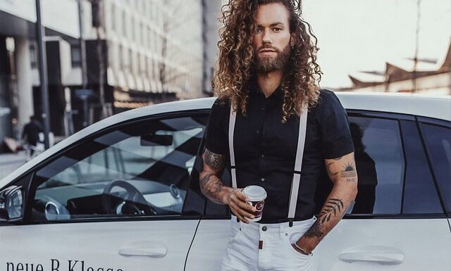 Kto zakłada podwiązkę Pannie Młodej? Kto zakłada podwiązkę Pannie Młodej?