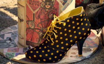 Czy mokasyny pasują do sukienki?