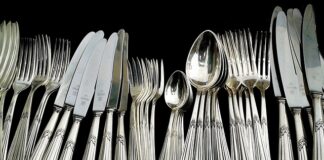 Dlaczego srebrny łańcuszek brudzi szyję?