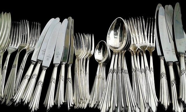 Dlaczego srebrny łańcuszek brudzi szyję? Dlaczego srebrny łańcuszek brudzi szyję?