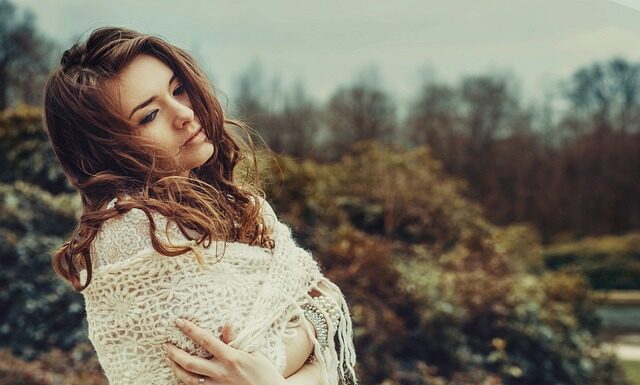 Jak wiązać szal na ramionach? Jak wiązać szal na ramionach?