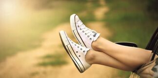 Czy czarne buty pasują do jeansów?