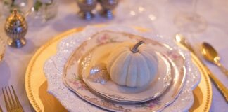 Kto siedzi przy stole prezydialnym?