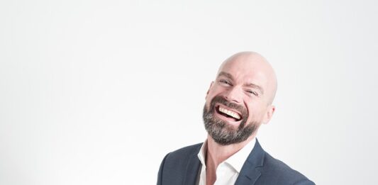 Jak poprawnie nosić łańcuszek?