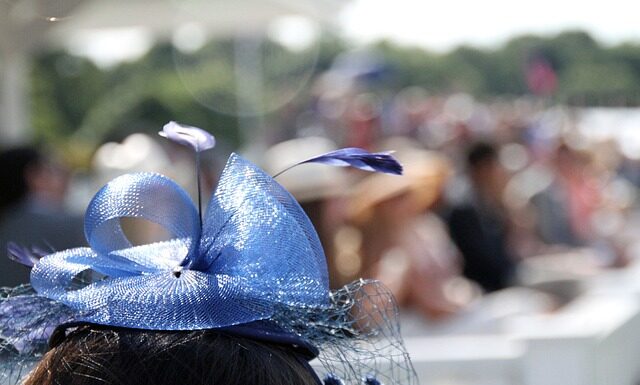 Jak założyć fascynator? Jak założyć fascynator?