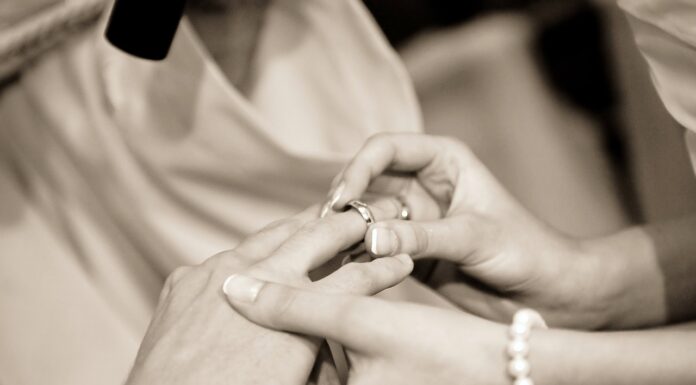 Jakie są modne sukienki na wesele w 2025