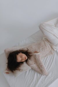 pexels-matvalina-28266416 Spodnie letnie damskie